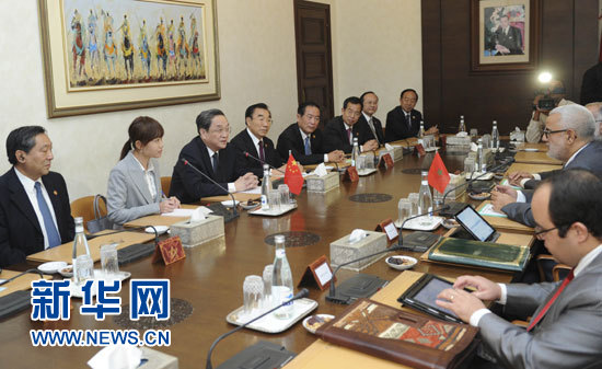 11月3日，全國政協(xié)主席俞正聲在拉巴特會(huì)見摩洛哥政府首腦本·基蘭。 新華社記者 張鐸 攝