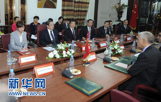 11月3日，中國全國政協(xié)主席俞正聲在拉巴特會(huì)見摩洛哥眾議長阿拉米。 新華社記者 張鐸 攝