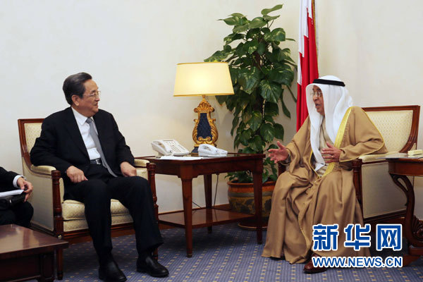 11月6日，正在巴林進(jìn)行正式友好訪問的全國政協(xié)主席俞正聲在麥納麥會(huì)見巴林副首相穆罕默德。 新華社記者劉衛(wèi)兵攝