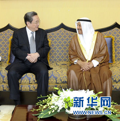 11月6日，正在巴林進(jìn)行正式友好訪問的全國政協(xié)主席俞正聲在麥納麥與巴林協(xié)商會(huì)議主席阿里舉行會(huì)談。 新華社記者 張鐸 攝