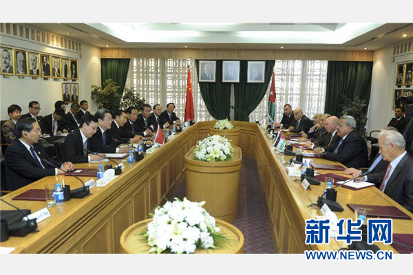 11月9日，正在約旦進行正式友好訪問的全國政協(xié)主席俞正聲在安曼與約旦參議長拉瓦比德進行會談。 新華社記者 張鐸 攝 