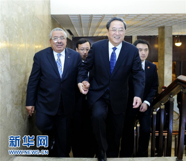 11月9日，正在約旦進行正式友好訪問的全國政協(xié)主席俞正聲在安曼與約旦參議長拉瓦比德進行會談。這是會談前，俞正聲與拉瓦比德攜手步入會場。新華社記者 張鐸 攝 