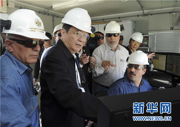11月8日，正在約旦進行正式友好訪問的全國政協(xié)主席俞正聲在安曼參觀阿拉伯鉀肥公司。這是俞正聲在采鹽船上仔細詢問開采情況。 新華社記者 張鐸 攝