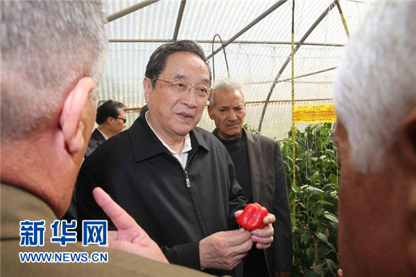 11月8日，正在約旦進行正式友好訪問的全國政協(xié)主席俞正聲在約旦河谷參觀碩果農業(yè)合作社。 新華社記者 劉衛(wèi)兵 攝 
