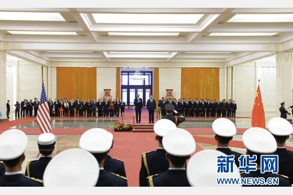 11月12日，國(guó)家主席習(xí)近平在北京人民大會(huì)堂舉行歡迎儀式，歡迎美國(guó)總統(tǒng)奧巴馬對(duì)中國(guó)進(jìn)行國(guó)事訪問(wèn)。 新華社記者 馬占成 攝