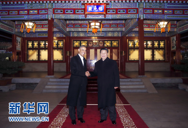 11月11日晚，國家主席習(xí)近平在中南海同美國總統(tǒng)奧巴馬舉行會晤。這是兩國元首在瀛臺涵元殿前握手。 新華社記者鞠鵬攝