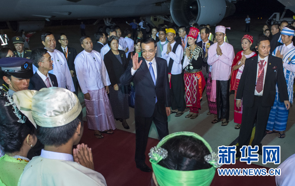 11月12日，中國(guó)國(guó)務(wù)院總理李克強(qiáng)抵達(dá)內(nèi)比都，出席東亞合作領(lǐng)導(dǎo)人系列會(huì)議并對(duì)緬甸進(jìn)行正式訪問(wèn)。 新華社記者王曄攝