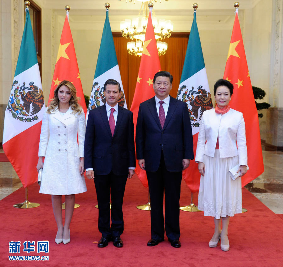 11月13日，國家主席習(xí)近平在北京人民大會(huì)堂北大廳舉行儀式，歡迎墨西哥總統(tǒng)培尼亞對(duì)中國進(jìn)行國事訪問。這是習(xí)近平和夫人彭麗媛同培尼亞夫婦合影。 新華社記者 張鐸 攝