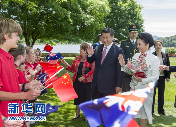 11月17日，中國國家主席習(xí)近平在堪培拉會見澳大利亞總督科斯格羅夫。會見前，科斯格羅夫在總督府草坪為習(xí)近平舉行隆重歡迎儀式。習(xí)近平和夫人彭麗媛抵達(dá)時，受到科斯格羅夫總督夫婦熱情迎接。新華社記者謝環(huán)馳 攝 