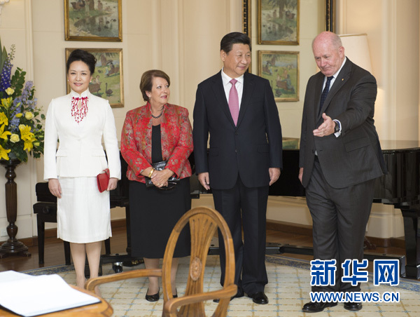 11月17日，中國國家主席習(xí)近平在堪培拉會見澳大利亞總督科斯格羅夫。會見前，科斯格羅夫在總督府草坪為習(xí)近平舉行隆重歡迎儀式。習(xí)近平和夫人彭麗媛抵達(dá)時，受到科斯格羅夫總督夫婦熱情迎接。新華社記者黃敬文 攝 