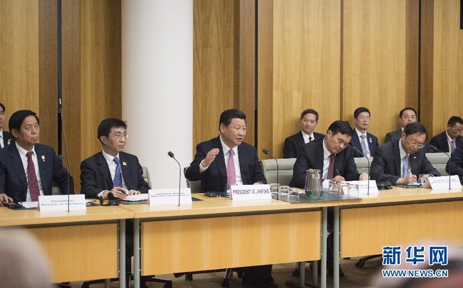 11月17日，國(guó)家主席習(xí)近平在堪培拉和澳大利亞總理阿博特共同出席第四屆中澳工商界首席執(zhí)行官圓桌會(huì)。這次會(huì)議是由澳大利亞企業(yè)領(lǐng)袖理事會(huì)和中國(guó)國(guó)家開發(fā)銀行共同組織承辦的。新華社記者 謝環(huán)馳 攝 