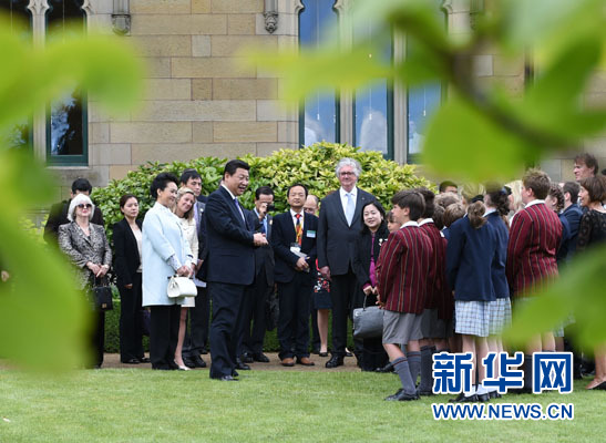 11月18日，國家主席習近平在澳大利亞塔斯馬尼亞州與朗塞斯頓市斯科奇－歐克伯恩小學的小學生共同植樹。新華社記者 馬占成 攝