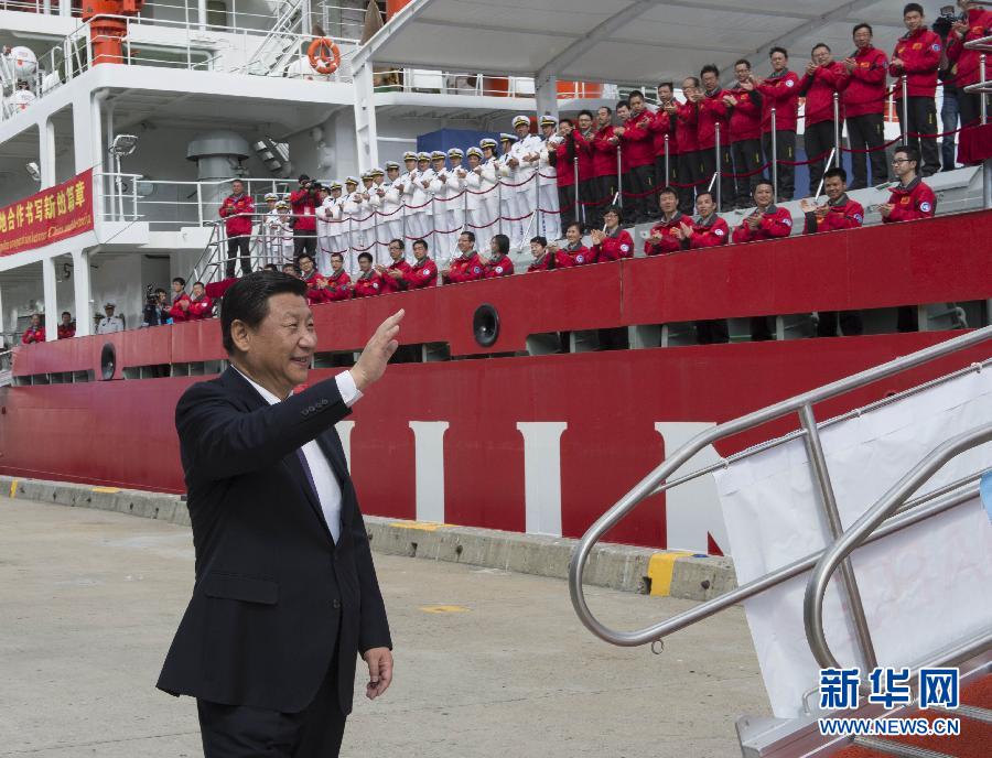 11月18日，正在澳大利亞塔斯馬尼亞州首府霍巴特訪問的中國國家主席習(xí)近平在澳大利亞總理阿博特陪同下參觀南極科考項目并慰問兩國科考人員。這是習(xí)近平在霍巴特港看望正在這里補給的“雪龍”號全體科考人員。新華社記者李學(xué)仁攝 