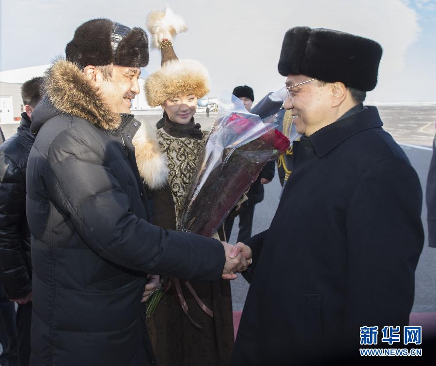 12月14日，應(yīng)哈薩克斯坦共和國(guó)總理馬西莫夫邀請(qǐng)，國(guó)務(wù)院總理李克強(qiáng)乘專機(jī)抵達(dá)阿斯塔納國(guó)際機(jī)場(chǎng)，開(kāi)始對(duì)哈薩克斯坦進(jìn)行正式訪問(wèn)，舉行中哈總理第二次定期會(huì)晤，并出席上海合作組織成員國(guó)政府首腦理事會(huì)第十三次會(huì)議。這是馬西莫夫到機(jī)場(chǎng)迎接李克強(qiáng)。新華社記者 黃敬文 攝