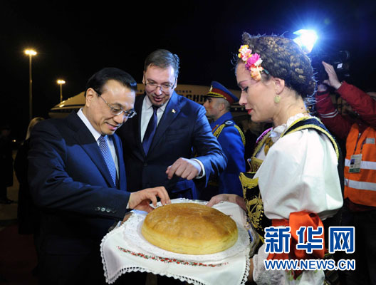 12月15日，國務(wù)院總理李克強抵達貝爾格萊德，出席中國－中東歐國家領(lǐng)導人會晤并正式訪問塞爾維亞，塞爾維亞總理武契奇到機場迎接。新華社記者 饒愛民 攝