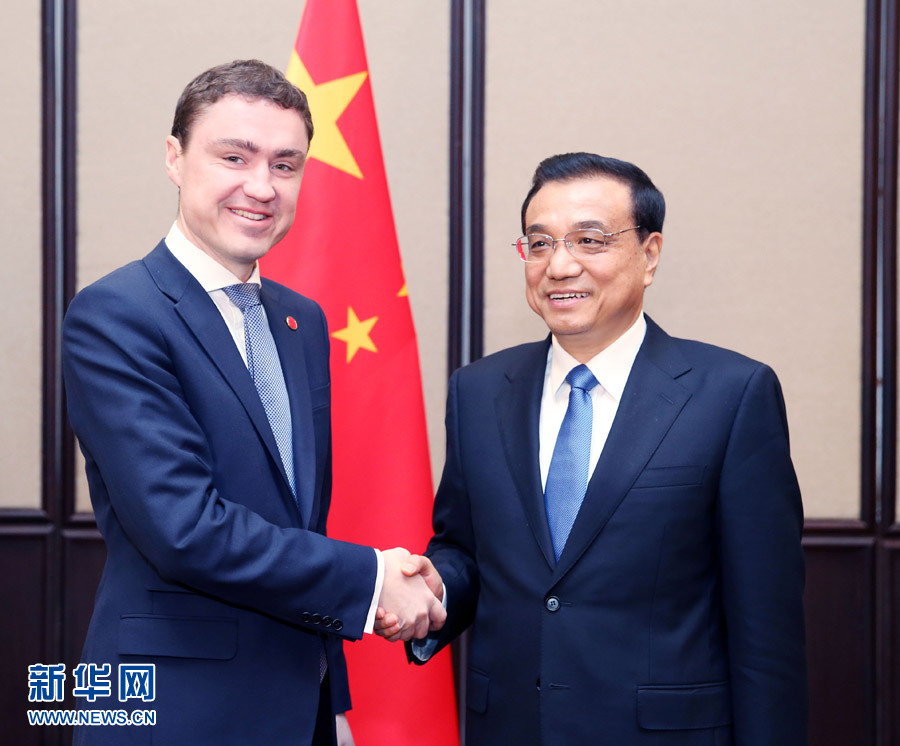 12月17日，中國國務院總理李克強在貝爾格萊德會見愛沙尼亞總理羅伊瓦斯。 新華社記者姚大偉攝 