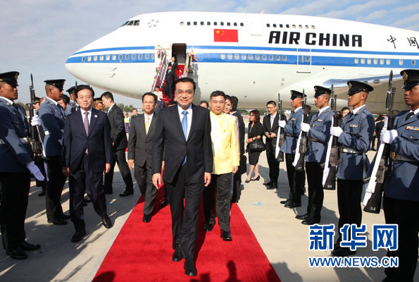 12月19日，中國國務院總理李克強抵達曼谷，出席大湄公河次區(qū)域經濟合作領導人第五次會議。新華社記者 龐興雷攝