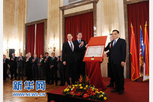 12月18日，中國(guó)國(guó)務(wù)院總理李克強(qiáng)在貝爾格萊德市政廳接受“貝爾格萊德榮譽(yù)市民”證書，塞爾維亞總理武契奇陪同出席。隨后，李克強(qiáng)同塞各界知名人士親切會(huì)見(jiàn)并互動(dòng)交流。新華社記者 饒愛(ài)民 攝