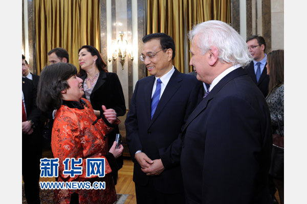 12月18日，中國(guó)國(guó)務(wù)院總理李克強(qiáng)在貝爾格萊德市政廳接受“貝爾格萊德榮譽(yù)市民”證書，塞爾維亞總理武契奇陪同出席。隨后，李克強(qiáng)同塞各界知名人士親切會(huì)見(jiàn)并互動(dòng)交流。這是李克強(qiáng)同漢學(xué)家波普—采尼奇夫婦親切交談。新華社記者 饒愛(ài)民 攝
