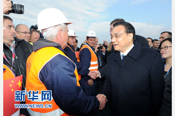 12月18日，中國國務(wù)院總理李克強(qiáng)在貝爾格萊德同塞爾維亞總理武契奇共同出席貝爾格萊德跨多瑙河大橋竣工儀式。這是李克強(qiáng)同大橋建設(shè)者親切交流。新華社記者 饒愛民 攝