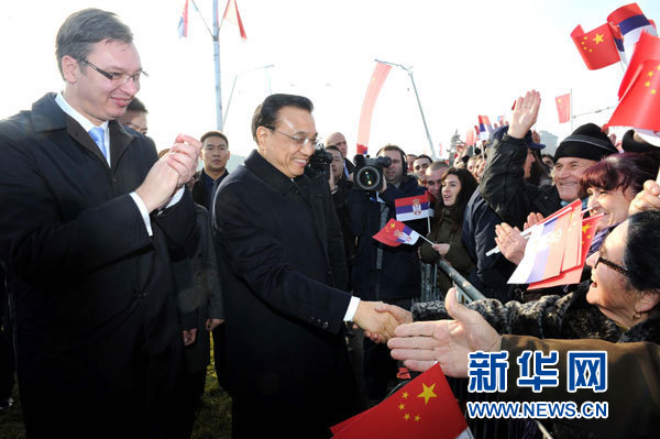12月18日，中國國務(wù)院總理李克強(qiáng)在貝爾格萊德同塞爾維亞總理武契奇共同出席貝爾格萊德跨多瑙河大橋竣工儀式。這是李克強(qiáng)在儀式現(xiàn)場同塞爾維亞群眾親切握手。新華社記者 饒愛民 攝