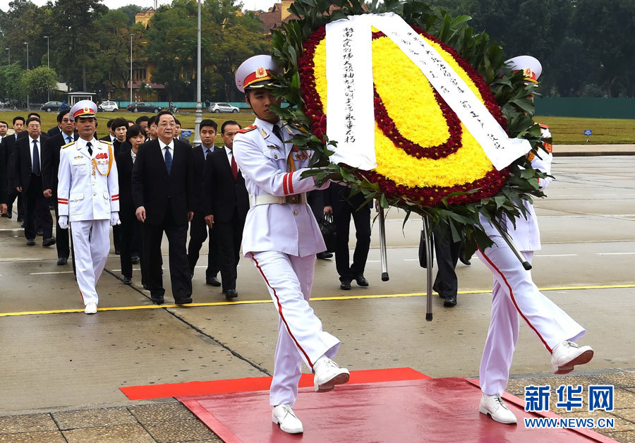 12月25日至27日，中共中央政治局常委、全國政協(xié)主席俞正聲對越南進(jìn)行正式訪問。 這是12月27日，俞正聲在河內(nèi)瞻仰胡志明主席陵。新華社記者劉建生攝