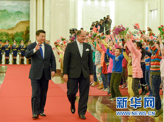 1月6日，國家主席習(xí)近平在北京人民大會堂同哥斯達(dá)黎加總統(tǒng)索利斯舉行會談。這是會談前，習(xí)近平在人民大會堂北大廳為索利斯舉行歡迎儀式。新華社記者 李學(xué)仁 攝