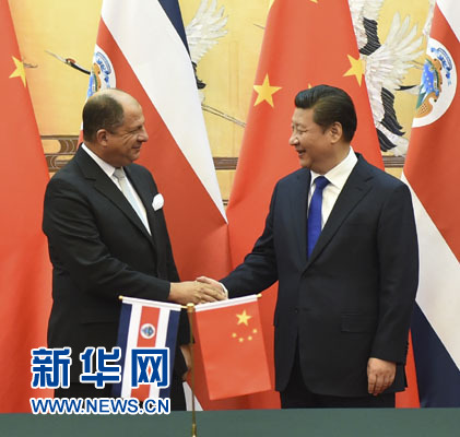 1月6日，中國國家主席習(xí)近平在北京人民大會堂同哥斯達(dá)黎加總統(tǒng)索利斯舉行會談。這是習(xí)近平與索利斯在簽字儀式后握手。 新華社記者 張鐸 攝
