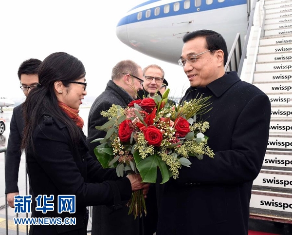 1月20日，中國國務(wù)院總理李克強抵達瑞士蘇黎世，出席達沃斯世界經(jīng)濟論壇年會并對瑞士進行工作訪問。 新華社記者 饒愛民 攝