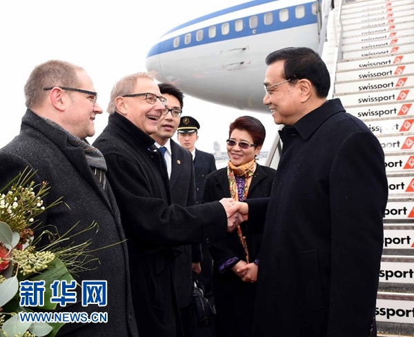 1月20日，中國國務(wù)院總理李克強抵達瑞士蘇黎世，出席達沃斯世界經(jīng)濟論壇年會并對瑞士進行工作訪問。 新華社記者 饒愛民 攝 
