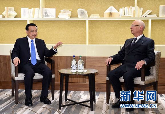 1月20日，中國國務(wù)院總理李克強(qiáng)在瑞士達(dá)沃斯會見世界經(jīng)濟(jì)論壇主席施瓦布。新華社記者 李濤 攝