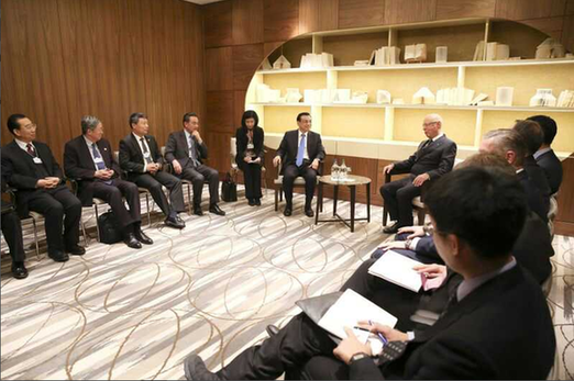 施瓦布第一時間歡迎李克強抵達(dá)達(dá)沃斯