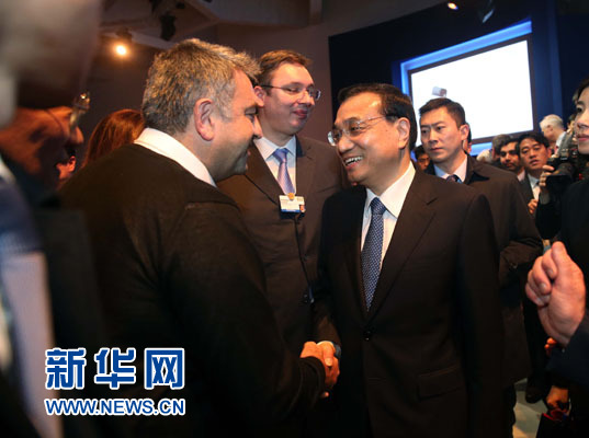 1月21日，中國國務院總理李克強在瑞士達沃斯舉行的世界經濟論壇全會發(fā)表特別致辭并回答提問。這是李克強在致辭后同與會嘉賓親切交談。新華社記者 劉衛(wèi)兵 攝