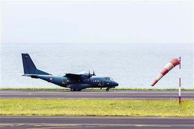 7日，法屬留尼汪島，法國軍事運輸機沿海岸搜尋MH370殘骸。