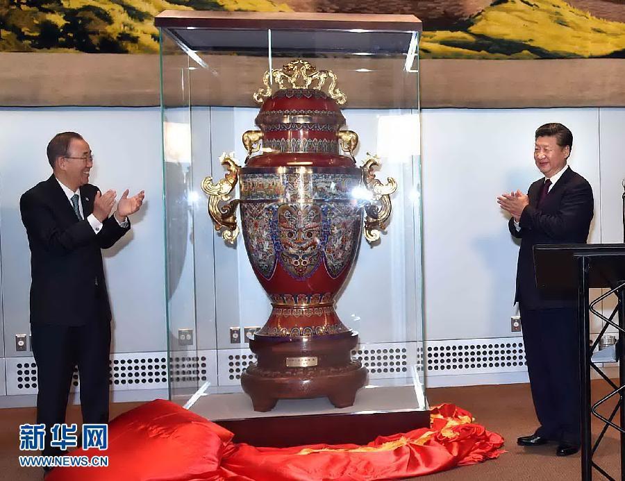 9月27日，國家主席習近平在紐約出席中國向聯(lián)合國贈送“和平尊”儀式。聯(lián)合國秘書長潘基文出席。 新華社記者 李濤 攝 