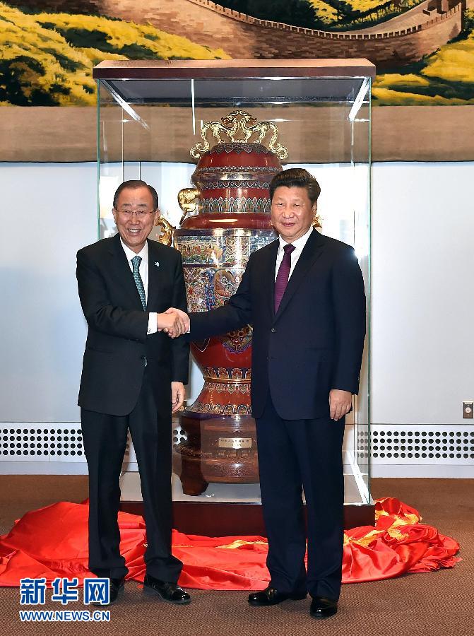  9月27日，國家主席習近平在紐約出席中國向聯(lián)合國贈送“和平尊”儀式。聯(lián)合國秘書長潘基文出席。 新華社記者 李濤 攝 