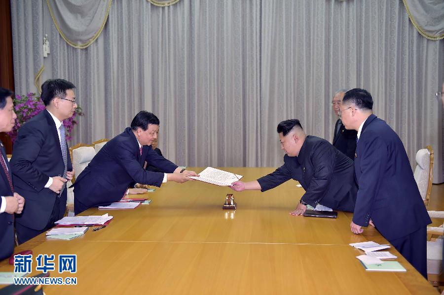 10月9日，中共中央政治局常委、中央書記處書記劉云山在平壤百花園迎賓館會見朝鮮勞動黨第一書記金正恩。這是劉云山向金正恩轉交習近平總書記的親署函。新華社記者 李濤 攝
