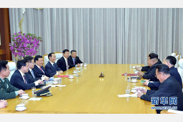10月9日，中共中央政治局常委、中央書記處書記劉云山在平壤百花園迎賓館會見朝鮮勞動黨第一書記金正恩。 新華社記者 李濤 攝 