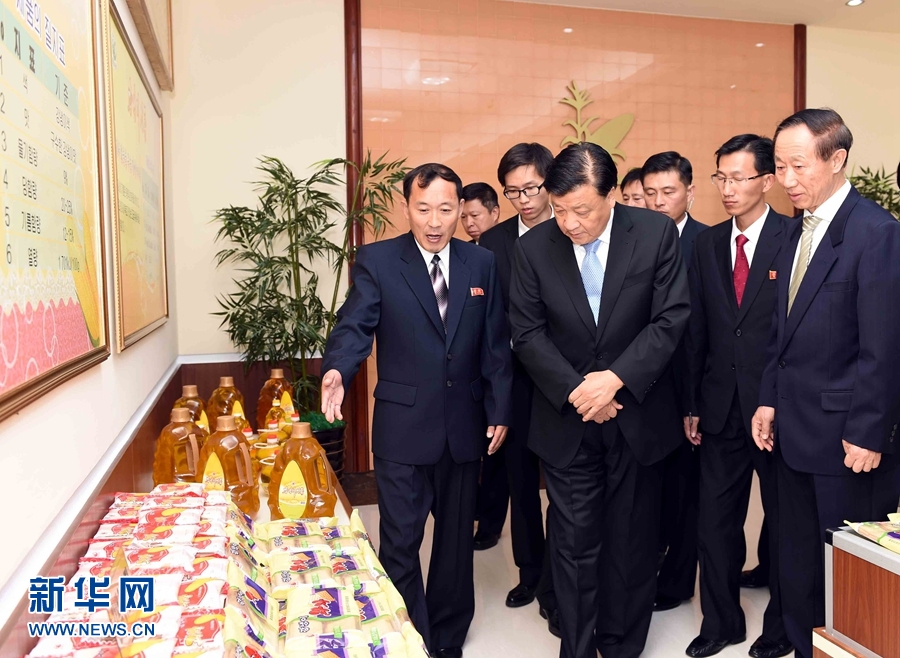 10月11日，中共中央政治局常委、中央書記處書記劉云山參觀考察平壤玉米加工廠。 新華社記者 饒愛民 攝