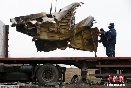 資料圖：2014年11月16日，烏克蘭頓涅茨克地區(qū)，墜毀MH17飛機(jī)事故現(xiàn)場成功搜尋到起落架的部分殘骸，一大塊機(jī)身殘片等。