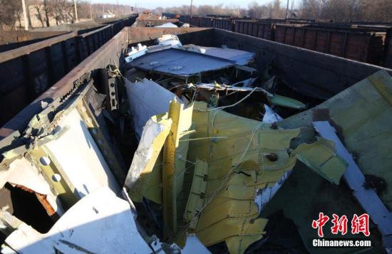 資料圖：烏克蘭頓涅茨克，MH17墜毀客機(jī)的殘骸裝上火車。圖片來(lái)源：CFP視覺(jué)中國(guó)