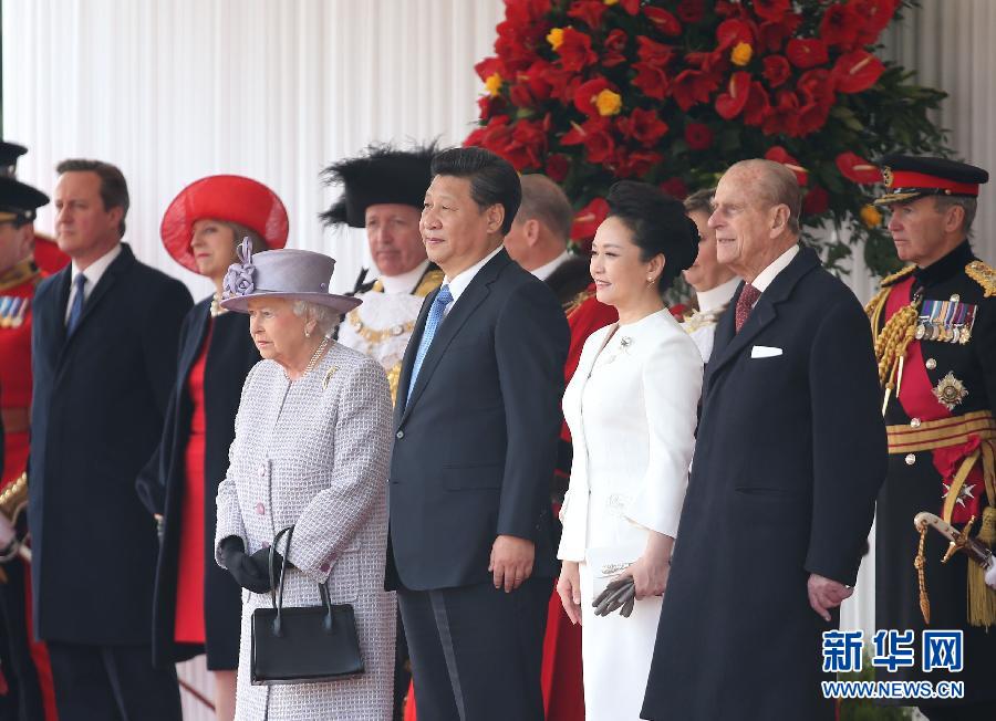 10月20日，對(duì)英國(guó)進(jìn)行國(guó)事訪問(wèn)的國(guó)家主席習(xí)近平出席英國(guó)女王伊麗莎白二世在倫敦騎兵檢閱場(chǎng)舉行的隆重歡迎儀式。 新華社記者 龐興雷 攝