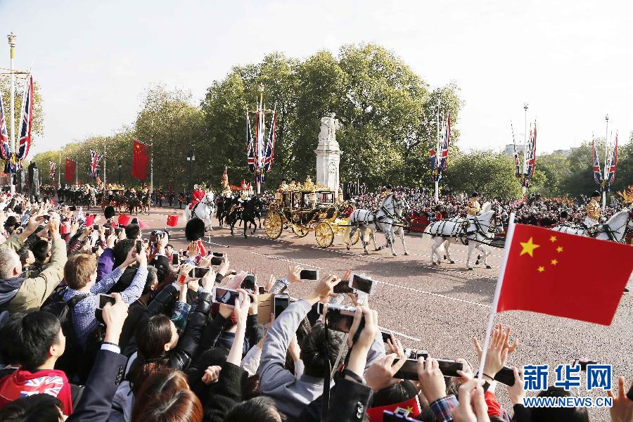 這是習(xí)近平和夫人彭麗媛在女王夫婦陪同下，乘坐皇家馬車(chē)前往白金漢宮下榻。新華社記者 周磊 攝