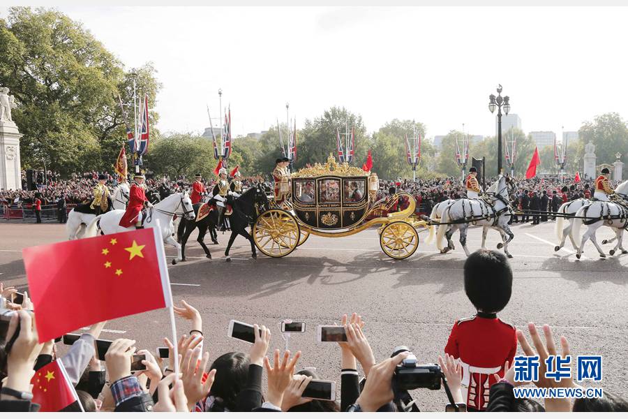 這是習(xí)近平和夫人彭麗媛在女王夫婦陪同下，乘坐皇家馬車(chē)前往白金漢宮下榻。新華社記者 周磊 攝