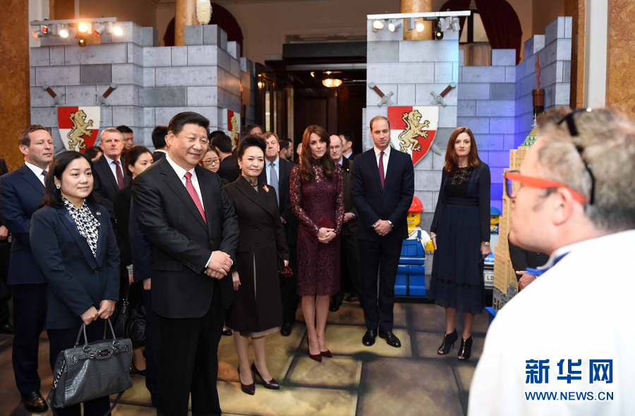 10月21日，國家主席習近平和夫人彭麗媛在英國威廉王子夫婦陪同下，出席在倫敦舉行的中英創(chuàng)意產(chǎn)業(yè)展。 新華社記者 張鐸 攝