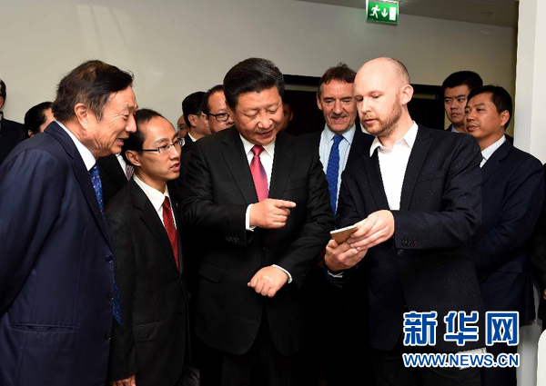 10月21日，國(guó)家主席習(xí)近平在倫敦參觀華為英國(guó)公司。 新華社記者 饒愛(ài)民 攝