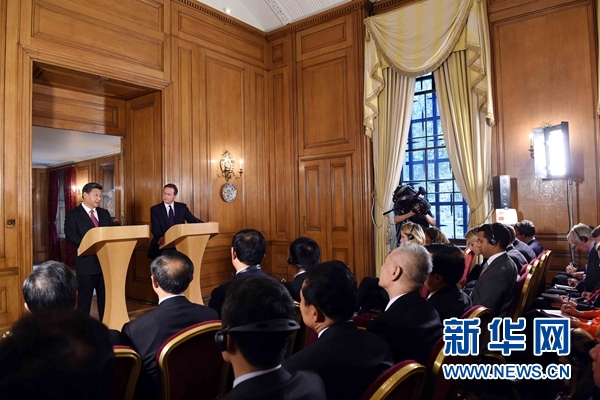 10月21日，國家主席習(xí)近平在倫敦唐寧街首相府同英國首相卡梅倫舉行會談。這是會談結(jié)束后，習(xí)近平和卡梅倫共同會見記者。 新華社記者 饒愛民 攝 