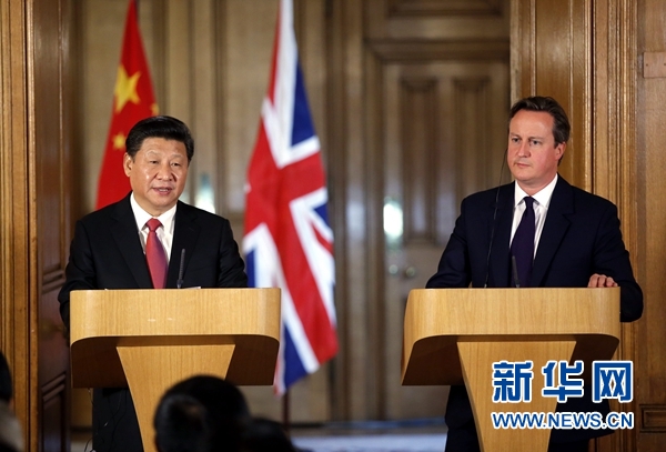 10月21日，國家主席習(xí)近平在倫敦唐寧街首相府同英國首相卡梅倫舉行會談。這是會談結(jié)束后，習(xí)近平和卡梅倫共同會見記者。 新華社記者 鞠鵬 攝 