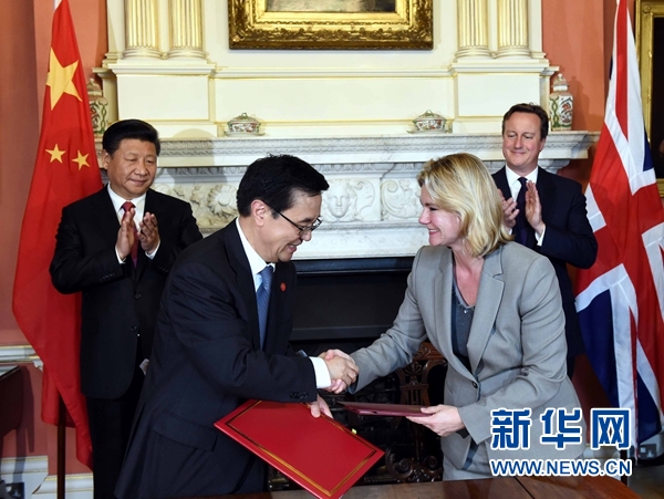 10月21日，國家主席習(xí)近平在倫敦唐寧街首相府同英國首相卡梅倫舉行會談。這是會談結(jié)束后，兩國領(lǐng)導(dǎo)人共同見證雙邊合作文件的簽署。新華社記者 饒愛民 攝 