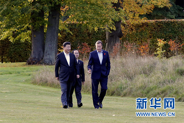 這是習(xí)近平與卡梅倫漫步草坪，邊走邊談。新華社記者 鞠鵬攝